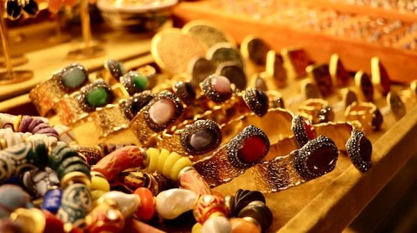 Comment assortir des bijoux ethniques avec un tailleur classique pour un événement professionnel?